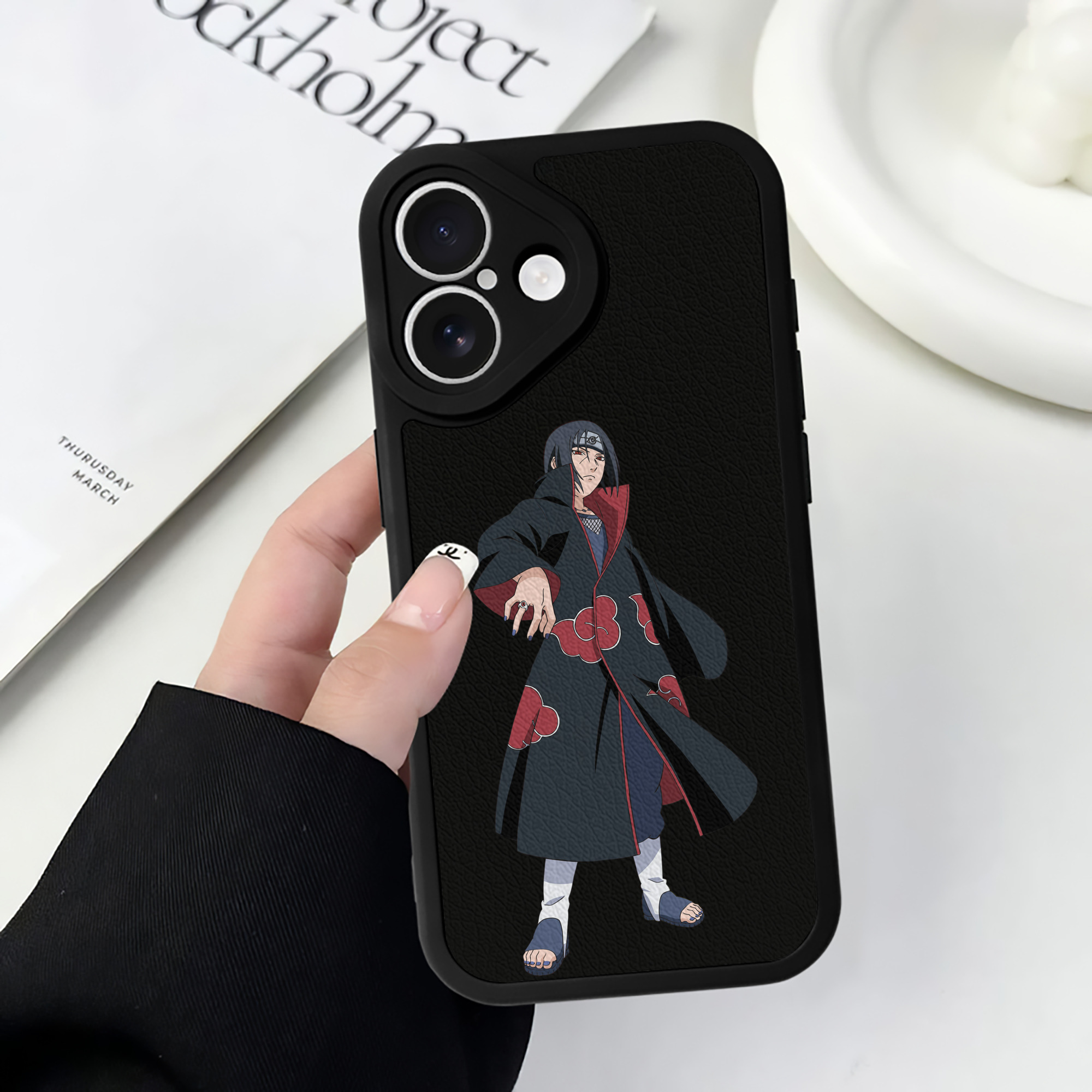 （画像用） NARUTO -ナルト- うちは イタチ Uchiha Itachi 【iPhone 16シリーズ対応】シリコンスマホケース（レザー調） 材質：シリコン